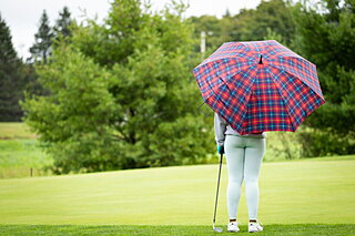 雨の日はゴルフをキャンセルしたい！判断の基準や対応を解説