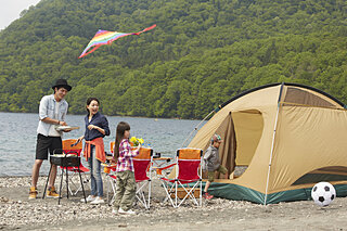 北海道の湖畔でキャンプ。水辺にテントで大自然を満喫!!